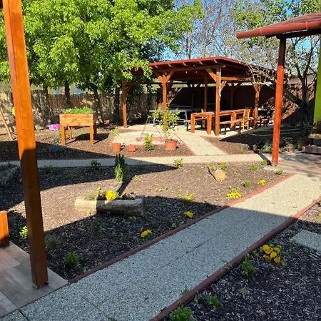 Arvisura Vendeghazak Family And Pet Friendly Apartment Zsombo