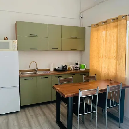 Arvisura Vendeghazak Family Friendly Transit Apartment *