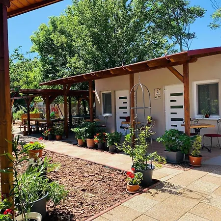 Arvisura Vendeghazak Family Friendly Transit Apartment