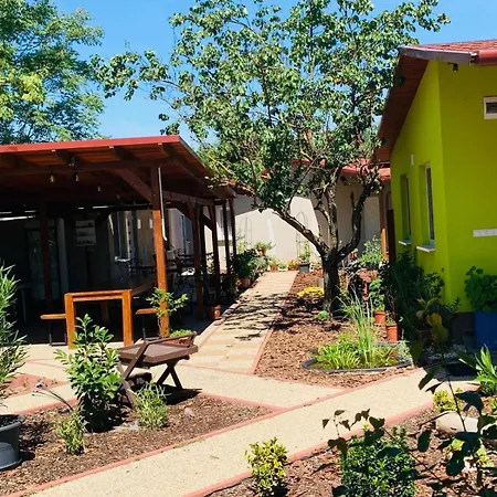 Apartment Arvisura Vendeghazak Family Friendly Transit Zsombo